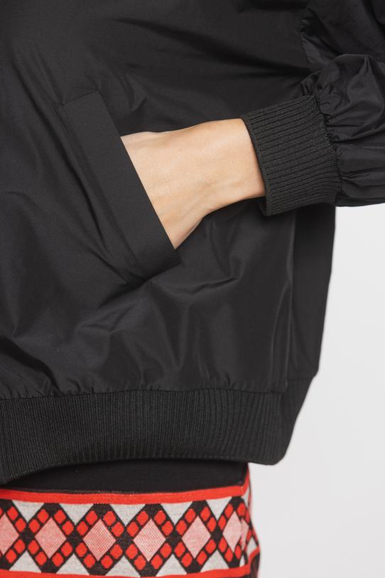 Czarna stylowa bomberka z satynowym połyskiem - 6