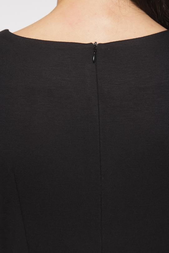 Czarna sukienka z dzianiny w klasycznym wydaniu - 5