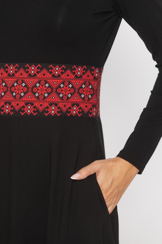 Czarna sukienka z łączonych materiałów w folkowym stylu - 4