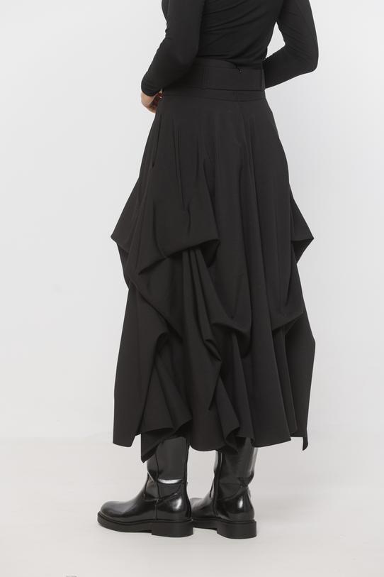 Czarna szykowna spódnica z efektownymi podpięciami - 3