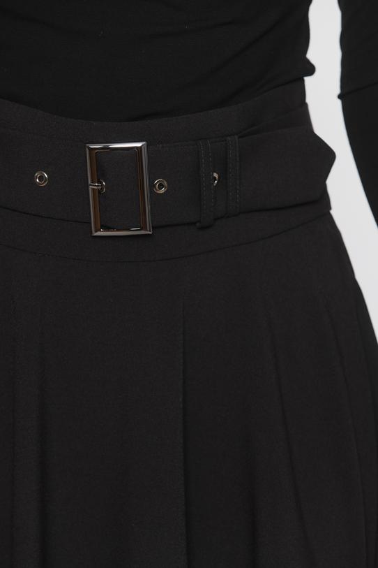 Czarna szykowna spódnica z efektownymi podpięciami - 4