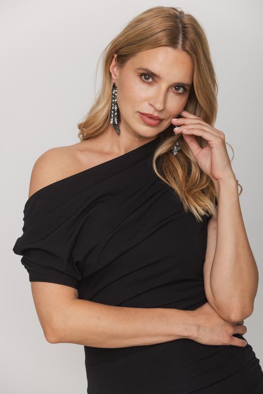 Czarna zmysłowa sukienka z drapowaniem i dekoltem typu woda - 4