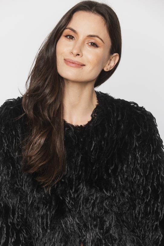 Czarne wyjściowe futerko z efektownymi frędzlami - 5