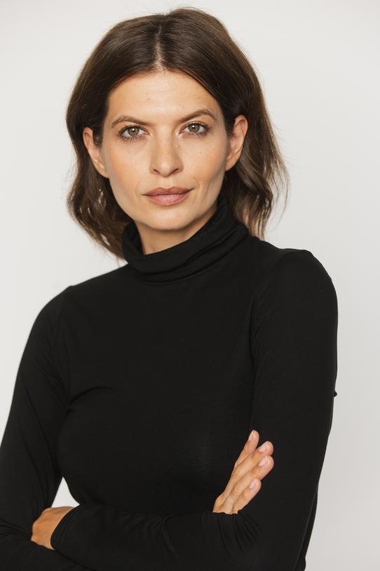 Czarny golf z długim rękawem wykonany z miękkiej dzianiny - 3