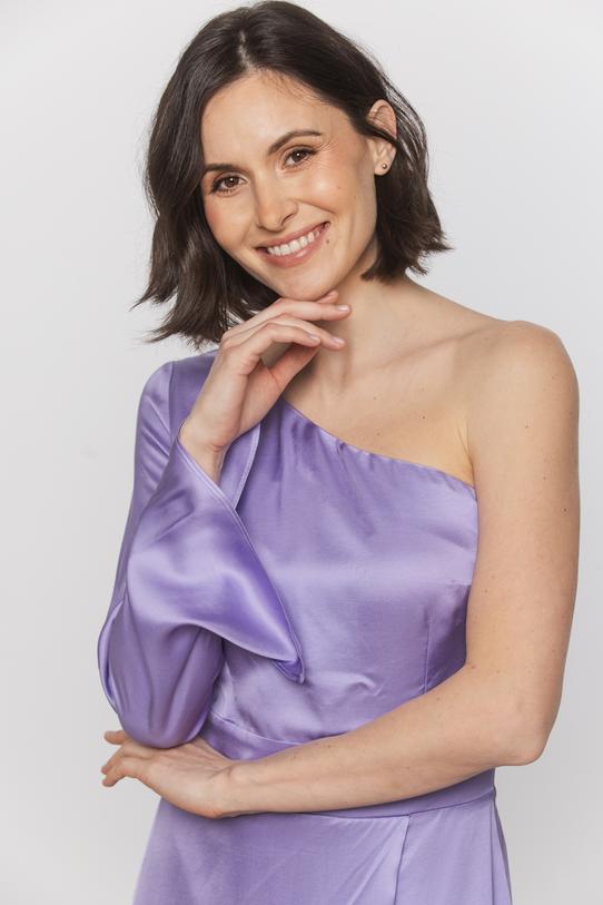 Długa satynowa sukienka z odkrytym ramieniem - 2