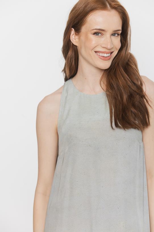 A long, sleeveless dress in muted colours - 4