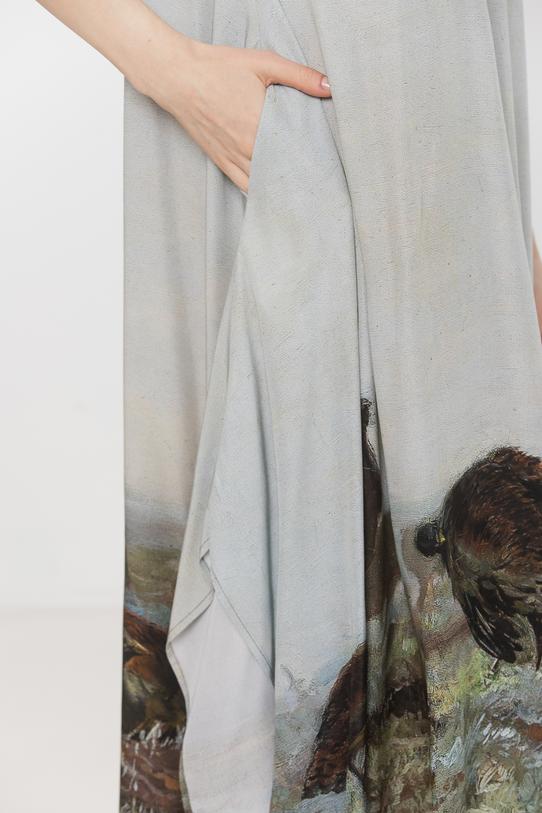 A long, sleeveless dress in muted colours - 5