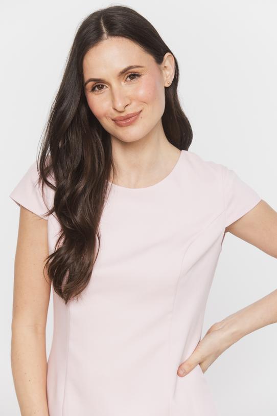 Dopasowana jasnoróżowa sukienka za kolano - 6