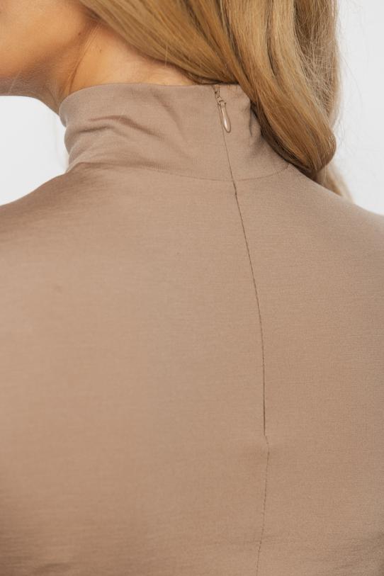 Dopasowany beżowy półgolf z krótkim rękawem - 5