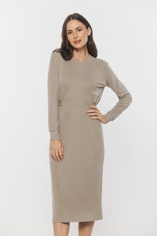 Dzianinowa beżowa sukienka z wiązaniem w talii - 2
