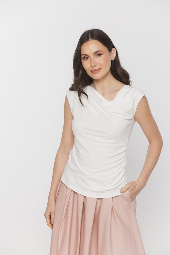 Wizualizacja Dzianinowa bluzka ecru z kobiecym dekoltem woda