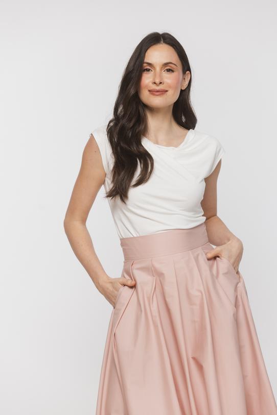 Dzianinowa bluzka ecru z kobiecym dekoltem woda - 3