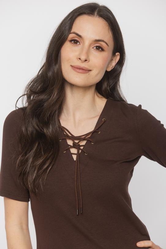Dzianinowa bluzka w brązowym odcieniu ze sznurowaniem - 4