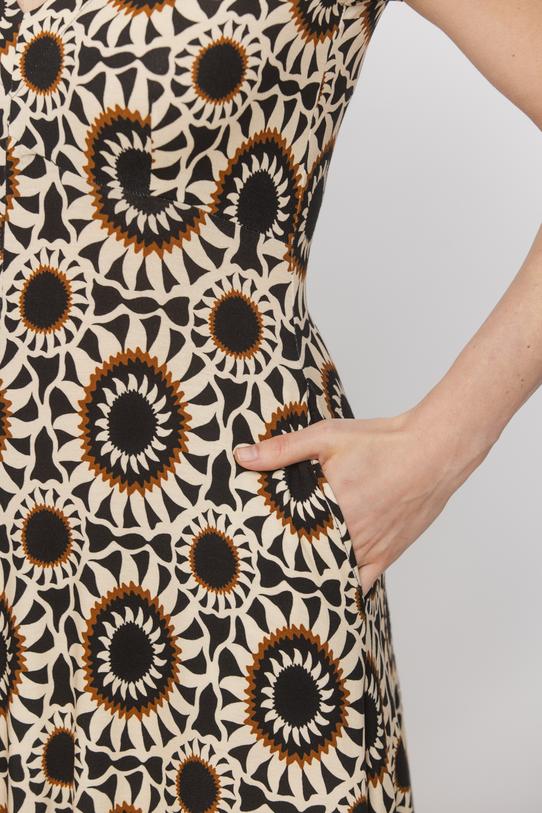 Dzianinowa casualowa sukienka z dekoltem w serek - 5