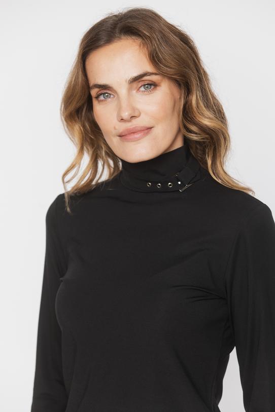 Dzianinowa czarna bluzka z ozdobnym półgolfem - 5