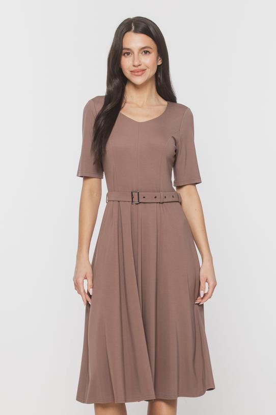 Dzianinowa jasnobrązowa sukienka o modelującym fasonie - 2