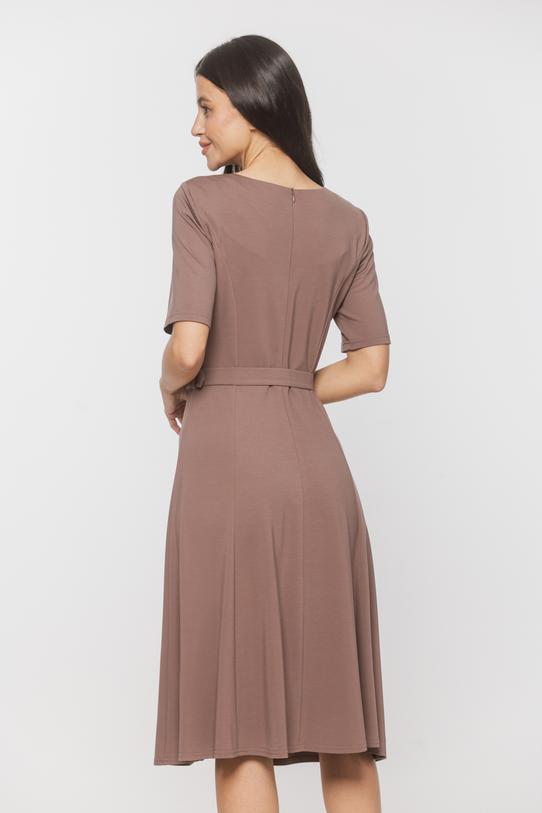 Dzianinowa jasnobrązowa sukienka o modelującym fasonie - 3