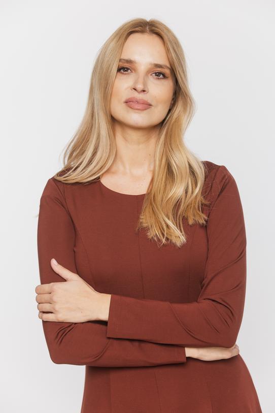 Dzianinowa rozkloszowana sukienka w odcieniu ciepłego brązu - 4