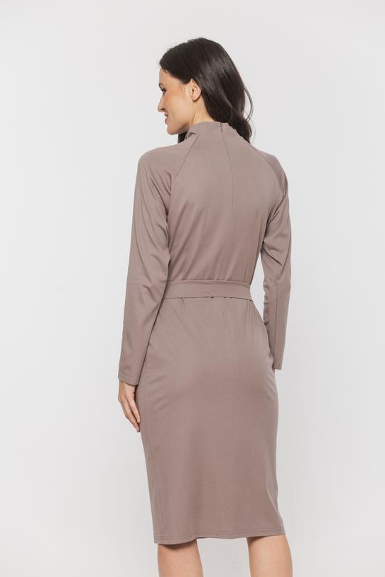 Dzianinowa sukienka z paskiem w kolorze cappuccino - 3