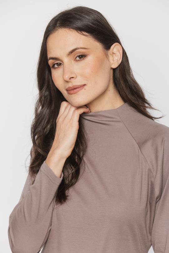 Dzianinowa sukienka z paskiem w kolorze cappuccino - 4