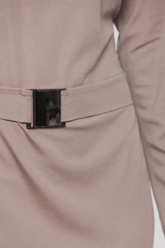 Dzianinowa sukienka z paskiem w kolorze cappuccino - 5