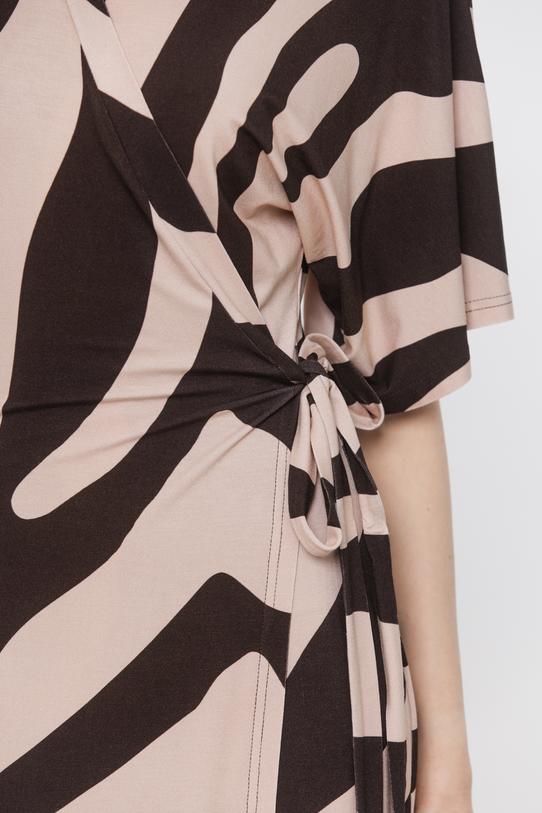 Dzianinowa sukienka z szerokim krótkim rękawem - 5