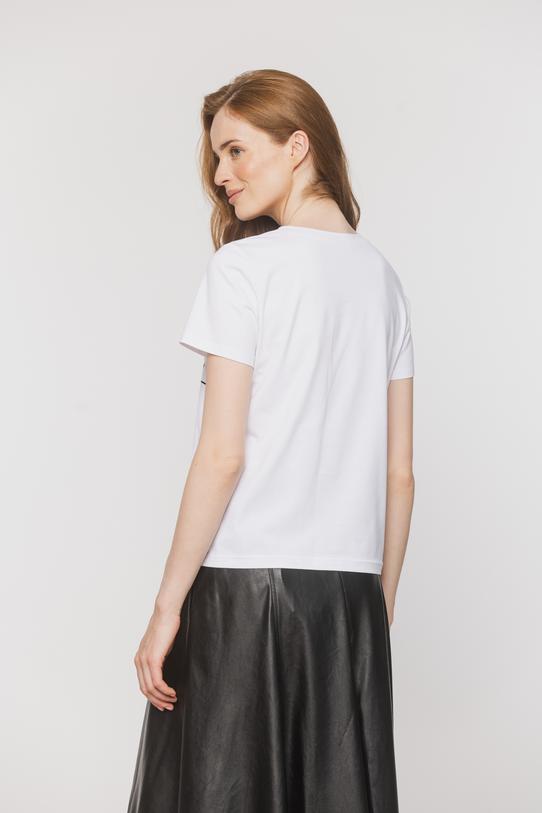 Dzianinowy biały t-shirt z czarnym nadrukiem - 4