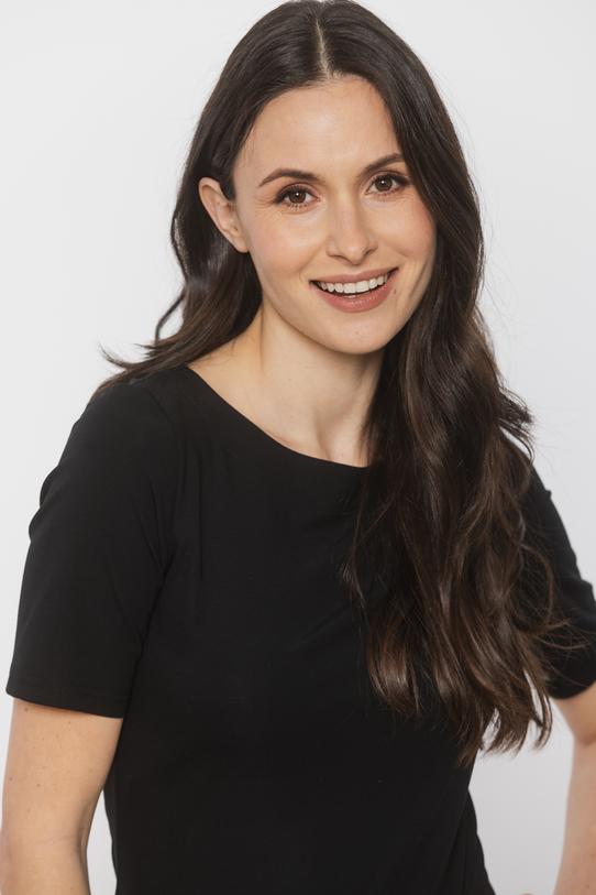 Elastyczna czarna bluzka z krótkim rękawem - 4