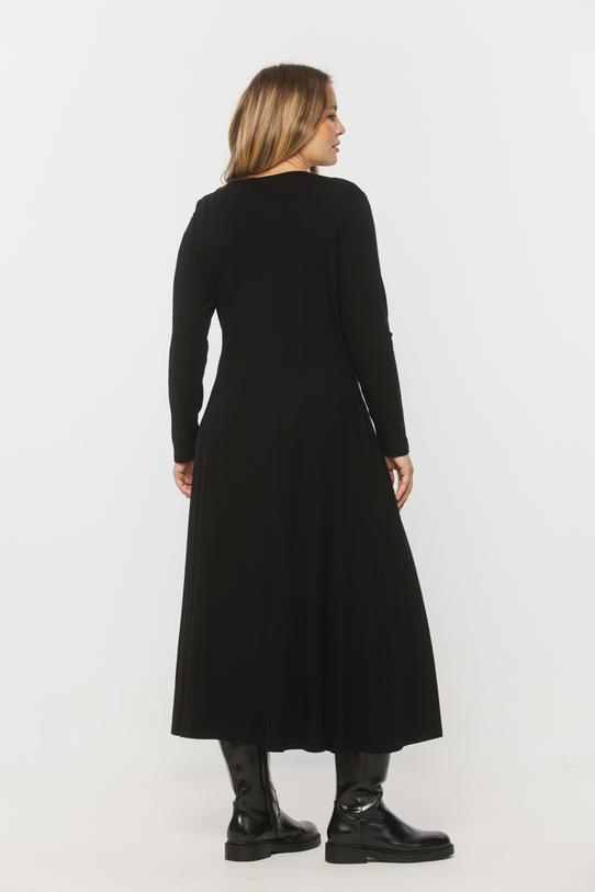 Elastyczna czarna sukienka z miękkiej dzianiny - 3