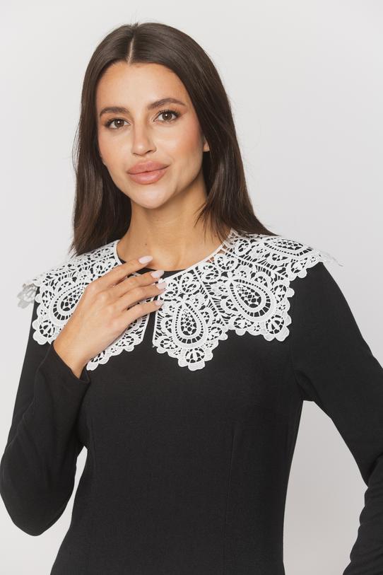 Elegancka czarna sukienka z efektownym koronkowym kołnierzem - 2