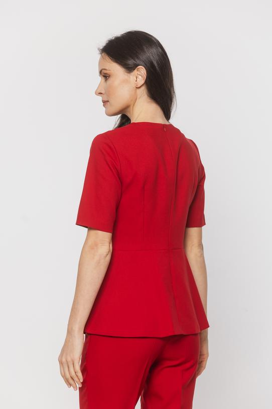 Elegancka czerwona bluzka z kwiatem i delikatną baskinką - 4