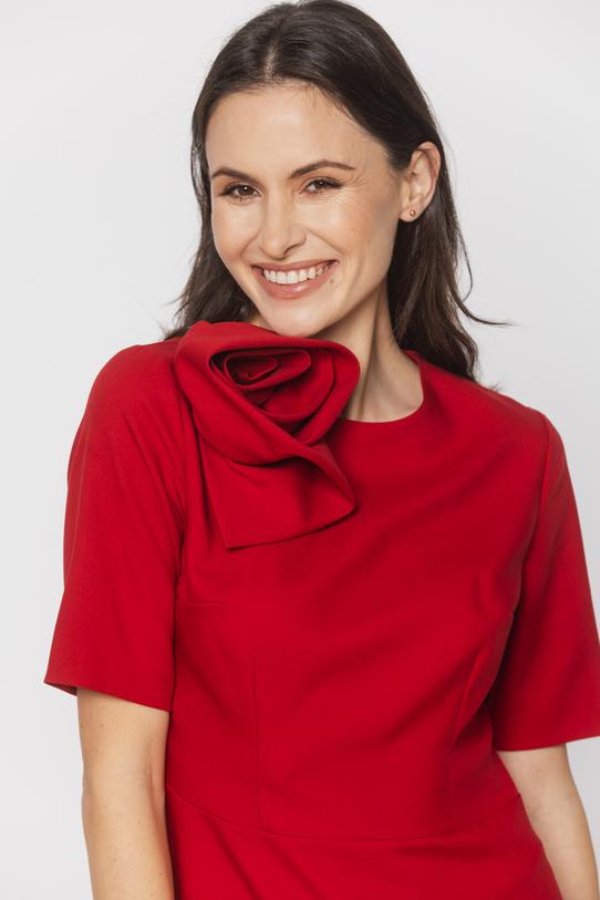 Elegancka czerwona bluzka z kwiatem i delikatną baskinką - 5