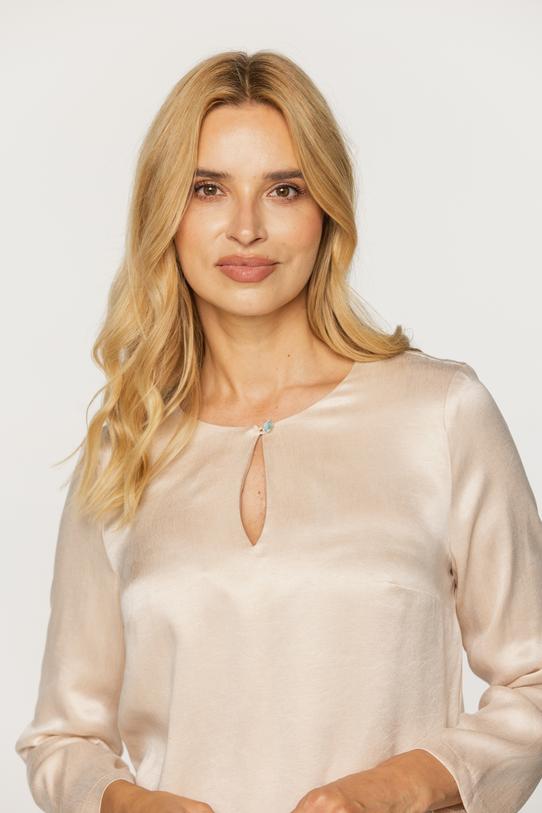 Elegancka satynowa bluzka z subtelnym ozdobnym guzikiem