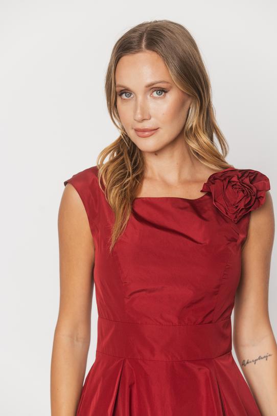 Elegancka sukienka z tafty w odcieniu wina z dekoracyjnym kwiatem - 2