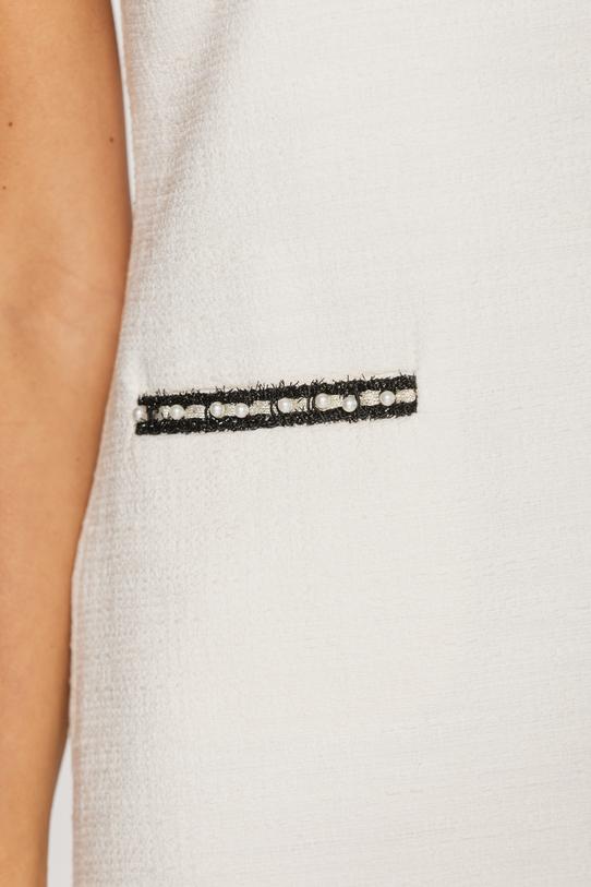 Elegancka sukienka z tkaniny typu chanel