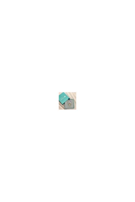 An elegant gold brooch in the shape of a bouquet featuring pearls and cubic zirconia - 2