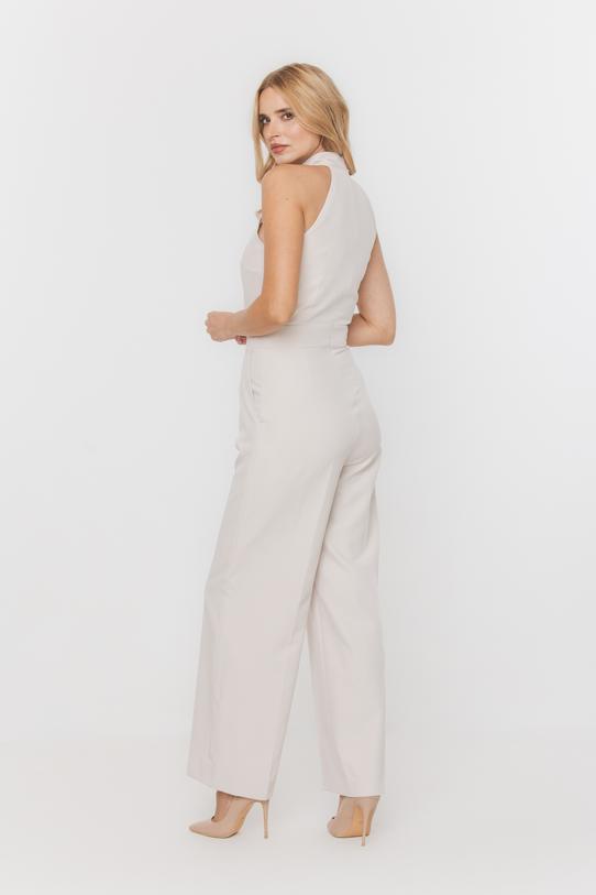Elegancki beżowy kombinezon ze stójką i szeroką nogawką - 3