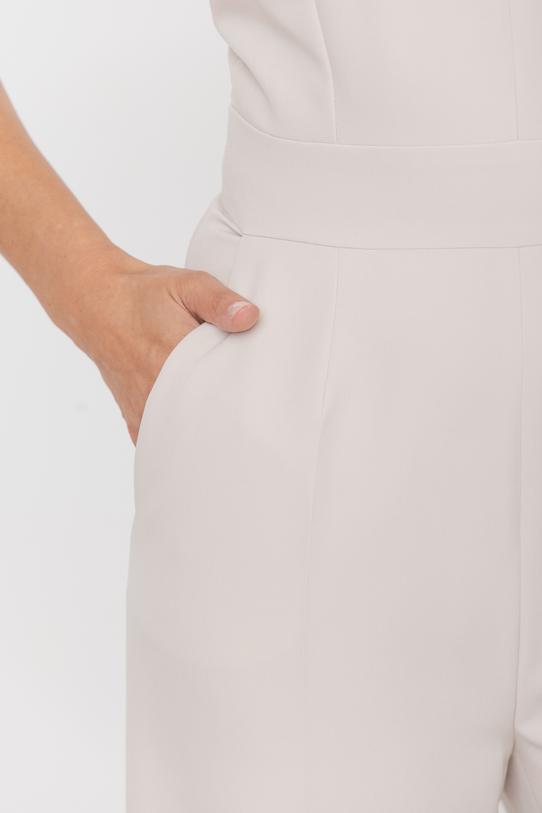 Elegancki beżowy kombinezon ze stójką i szeroką nogawką - 6