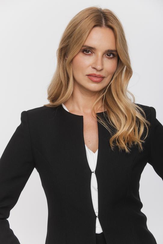 Elegancki czarny żakiet zapinany na subtelne haftki - 3