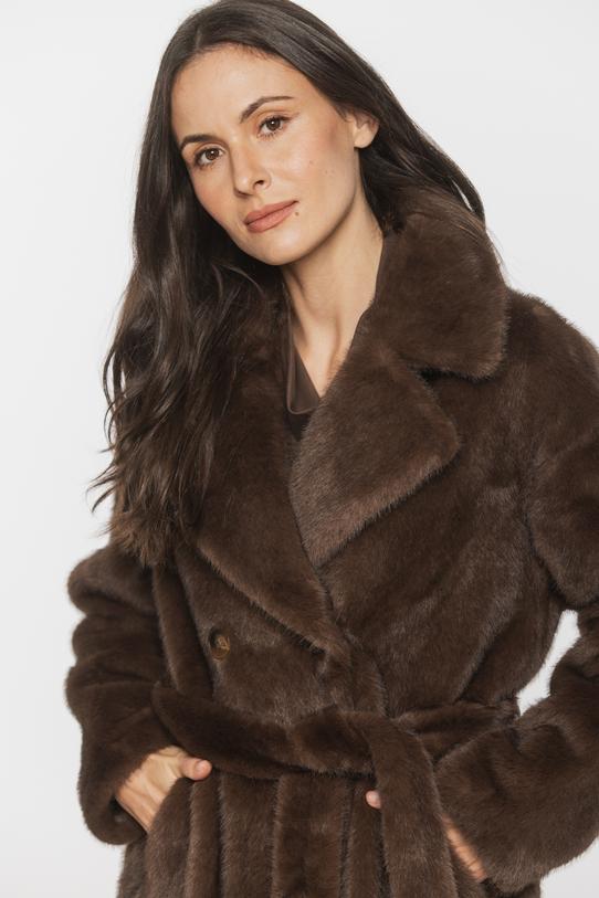 Elegancki futerkowy płaszcz kawowy z wiązaniem w talii - 5