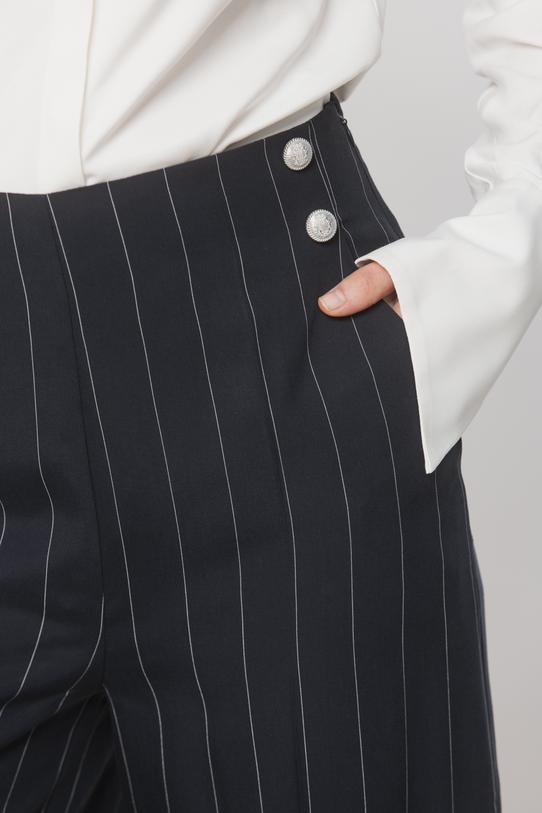 Granatowe lekkie spodnie w delikatne paski - 4