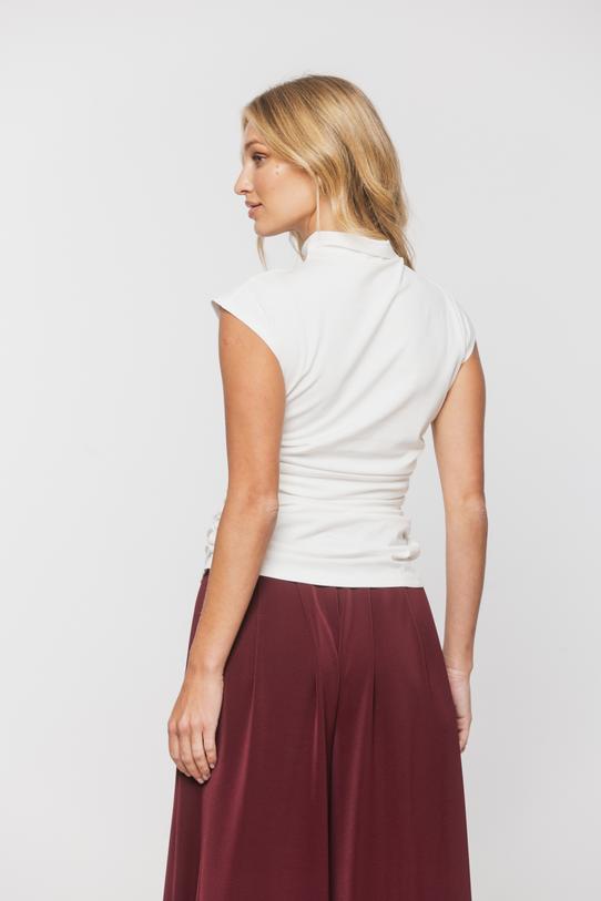 Dzianinowa bluzka ecru z drapowaniem i stójką - 3