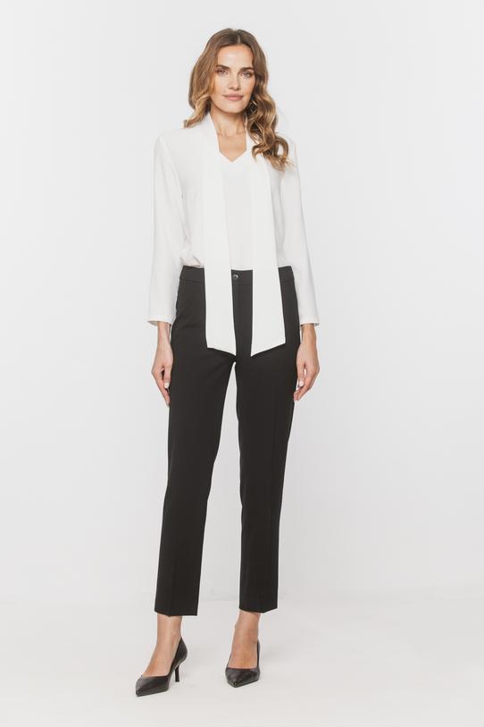 Wizualizacja Klasyczne czarne spodnie w kant z gładkiej tkaniny