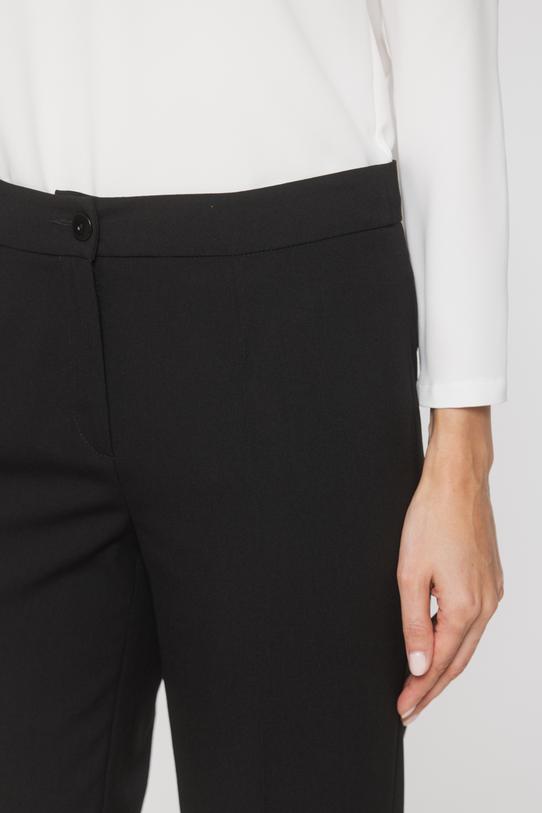 Klasyczne czarne spodnie w kant z gładkiej tkaniny - 4