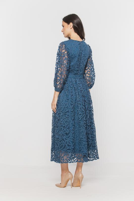 Koronkowa sukienka midi w odcieniu denim z podkreśloną talią - 3