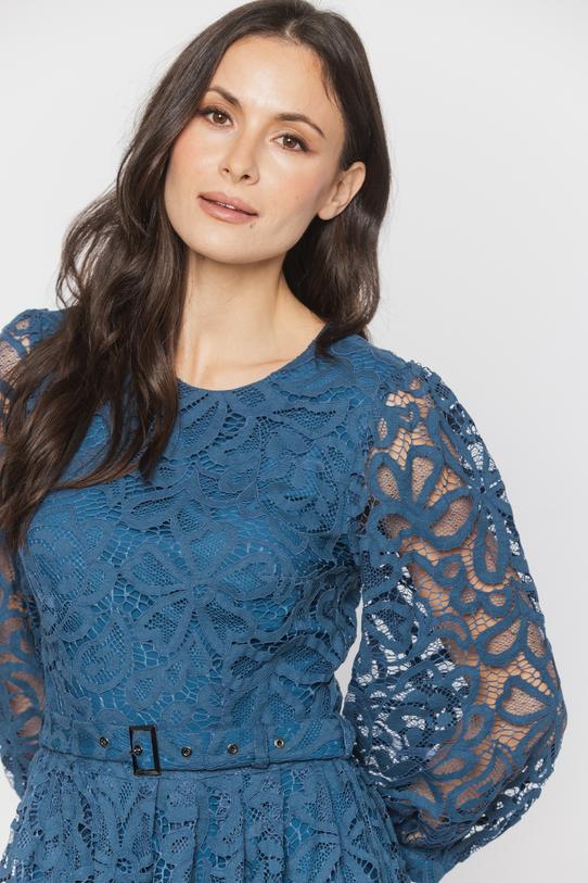 Koronkowa sukienka midi w odcieniu denim z podkreśloną talią - 4