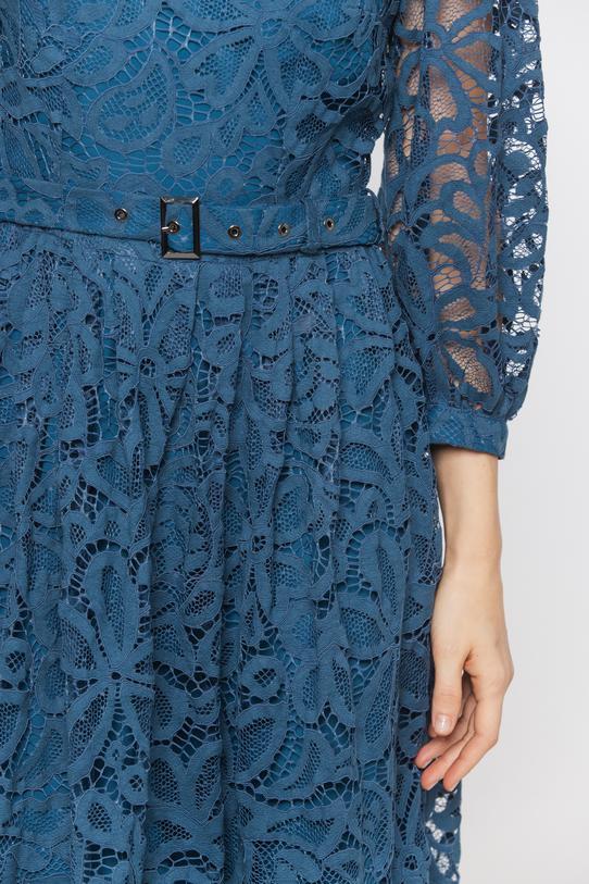 Koronkowa sukienka midi w odcieniu denim z podkreśloną talią - 5