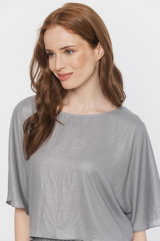 Short loose-fitting dress made of a slightly shiny lightweight fabric - 4