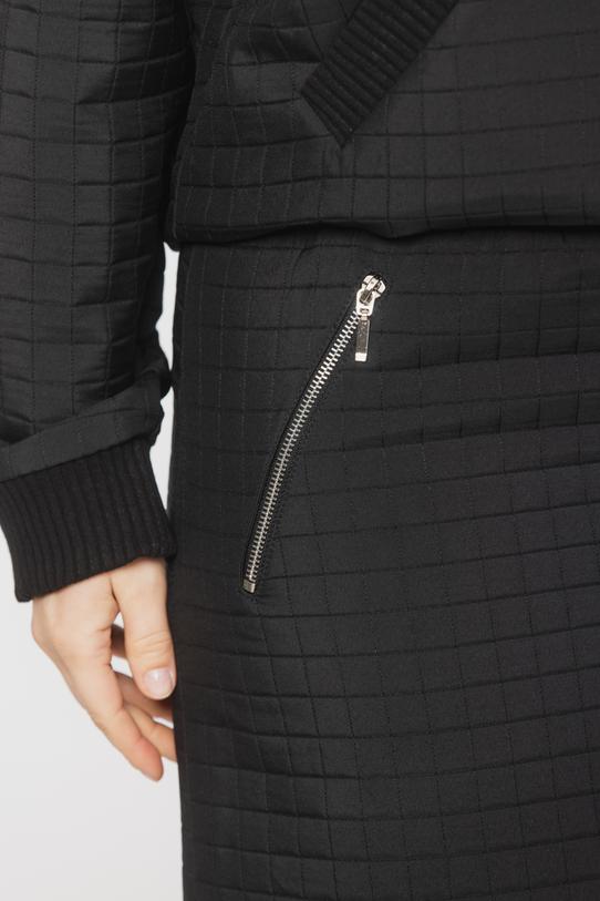 Krótka spódnica z czarnej pikowanej tkaniny - 4