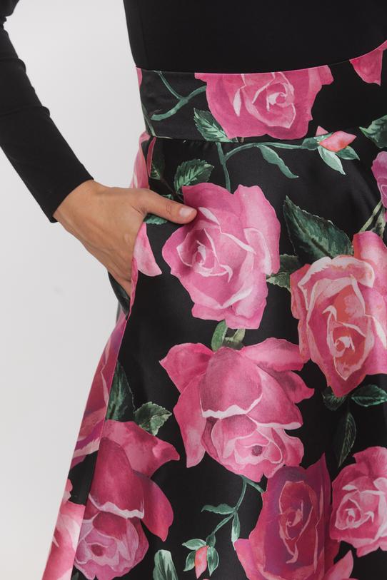 Kwiatowa atłasowa spódnica midi z kieszeniami - 4